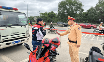 CSGT đón lõng, xử lý nghiêm tình trạng xe máy đi vào Đại lộ Thăng Long