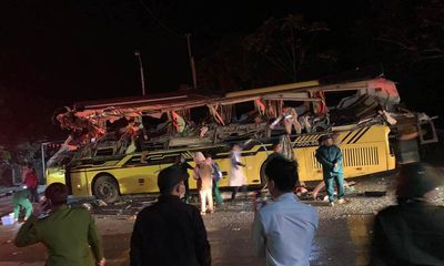 Xe khách va chạm với xe container ở Tuyên Quang, 10 người thương vong