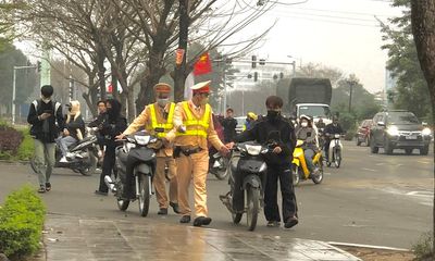 CSGT Hà Nội xử lý hàng loạt tài xế đi ngược chiều trên đường Trịnh Văn Bô