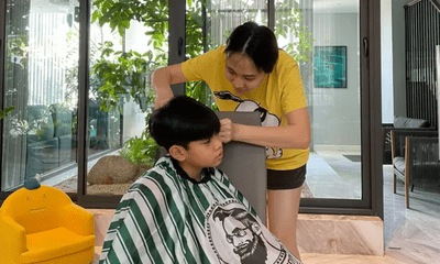 Tin tức giải trí mới nhất ngày 8/8: Cộng đồng mạng thích thú trước hình ảnh Đàm Thu Trang cắt tóc cho Subeo