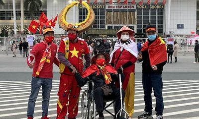 Người hâm mộ mang băng rôn, cờ đỏ sao vàng cổ vũ tuyển Việt Nam đấu Trung Quốc