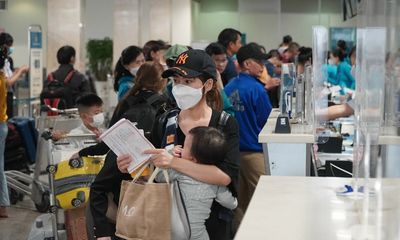 Sân bay Tân Sơn Nhất đông nghịt người trong ngày cận Tết