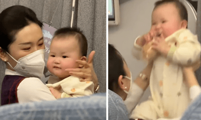 Đời sống - Nữ tiếp viên hàng không dỗ dành em bé quấy khóc trên chuyến bay kéo dài 5 tiếng