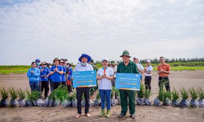 Kinh doanh - Chung tay ứng phó biến đổi khí hậu, 13.000 cây phi lao do ABBANK tài trợ vừa được trồng tại rừng phòng hộ ven biển Tiền Giang