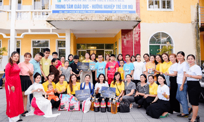 Chủ tịch Happy Women miền Bắc 1 - Nguyễn Thu Hồng thăm và tặng quà các học sinh khiếm thị tỉnh Thừa Thiên Huế