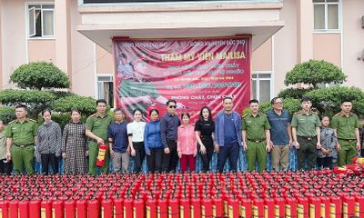 Thẩm mỹ viện Mailisa khiến bà con Hà Tĩnh bất ngờ và xúc động khi tận tay trao 969 bình cứu hỏa cho các hộ gia đình khó khăn