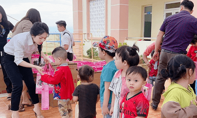 Cô gái mang hơn 1000 phần quà đến với bà con và trẻ em nghèo trên địa bàn huyện Đắk Glong, tỉnh Đắk Nông: 'Thấy ấm lòng vì được trao gửi yêu thương'