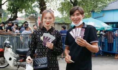 Người hâm mộ xếp hàng dài mua vé xem đội tuyển U23 Việt Nam thi đấu