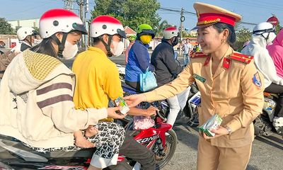 Tin thời sự nóng mới nhất ngày 15/2: Cảnh sát giao thông Vĩnh Long tặng nước và sữa cho người đi đường