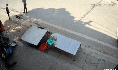 Video: Phát hiện cá nằm thoi thóp trên đường, người đàn ông có hành động đáng khen ngợi
