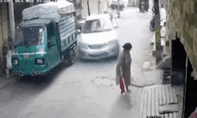 Video: Gai người cảnh ô tô mất lái hất văng người phụ nữ đang quét dọn