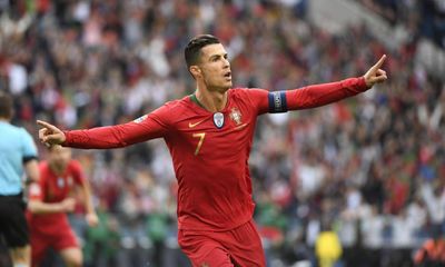 Ronaldo lập cú đúp phá vỡ nhiều kỷ lục của bóng đá thế giới, giúp Bồ Đào Nha đi tiếp