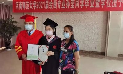 Lễ tốt nghiệp xúc động tại bệnh viện của nữ sinh 6 năm vừa chống chọi với ung thư, vừa hoàn thành xuất sắc việc học đại học 
