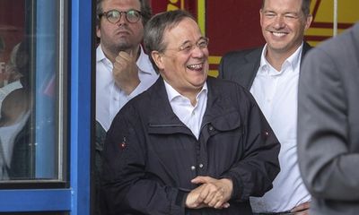 Ứng viên Thủ tướng Đức hứng chỉ trích vì cười trong chuyến thăm vùng lũ