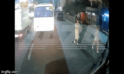 Video: Xe buýt phát nổ kinh hoàng ngay giữa đường ở Nga, nhiều người thương vong