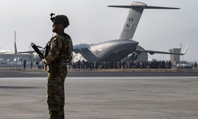 Mỹ điều 33 máy bay C-17 tới sân bay Kabul giải cứu công dân mắc kẹt