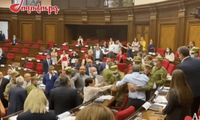 Nghị sĩ Armenia ném chai nước, 'thượng cẳng chân hạ cẳng tay' ngay giữa quốc hội