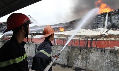 TP.HCM: Cháy xưởng gỗ rộng 14.000 m2, nhiều tài sản bị thiêu rụi