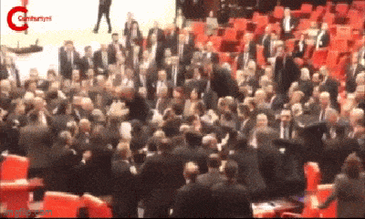 Video: Nghị sĩ Thổ Nhĩ Kỳ lao vào ẩu đả ngay giữa phiên họp quốc hội