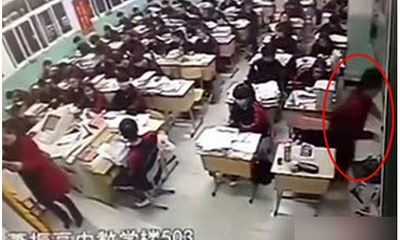 Video: Nam sinh đột nhiên cười phá lên, lao ra cửa sổ tự tử khiến cả lớp bàng hoàng