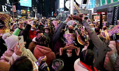 15.000 người sát vai nhau đếm ngược đón năm mới ở New York
