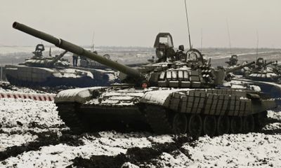 Cận cảnh xe tăng Nga rút khỏi vùng biên giới với Ukraine