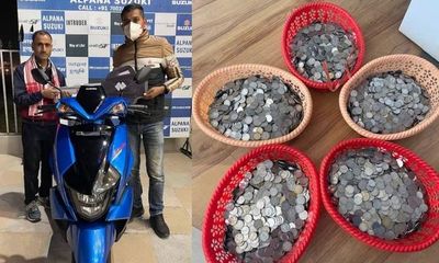 Video: Người đàn ông Ấn Độ mang bao tải tiền xu đi mua xe máy gây sốt