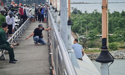 Gần 7 giờ thuyết phục người đàn ông dọa nhảy cầu ở Đà Nẵng