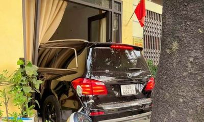 Quảng Ninh: Xe Mercedes lao thẳng vào nhà dân rồi gây tai nạn liên hoàn, một người tử vong