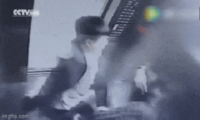 Video: Bị nhắc nhở việc hút thuốc, gã đàn ông đánh người phụ nữ tới tấp trong thang máy