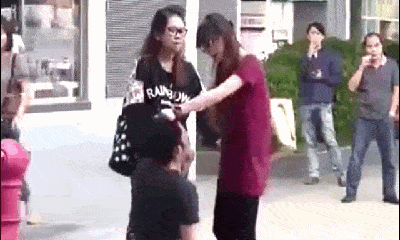 Video: Cô gái túm tóc, tát bạn trai tới tấp trên phố vì đưa cô gái khác về nhà
