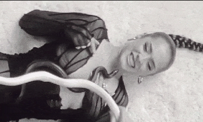 Video: Nữ ca sĩ bất ngờ bị rắn cắn trúng cằm khi đang quay MV