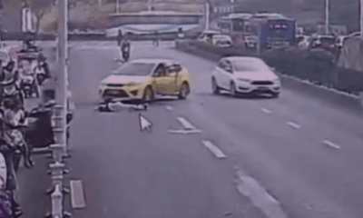 Video: Nữ tài xế bị hất văng khỏi xe ô tô, lăn ra đường do đạp nhầm chân ga