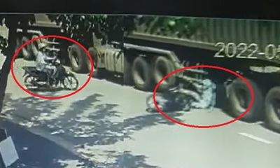 Video-Hot - Video: Cô gái thoát khỏi lưỡi hái tử thần trong tích tắc dưới bánh xe tải