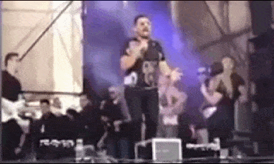 Video: Nam ca sĩ bất ngờ bị quả cầu lửa phun thẳng vào mặt khi đang hát