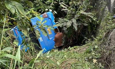 Xe khách chở 30 người rơi xuống vực tại Tam Đảo