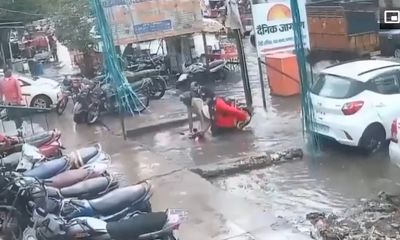 Video-Hot - Video: Cặp vợ chồng đi xe máy bất ngờ bị cuốn thẳng xuống miệng cống thoát nước