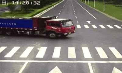 Video-Hot - Video: Ô tô lao thẳng vào gầm xe tải ở ngã tư khi cố vượt đèn đỏ