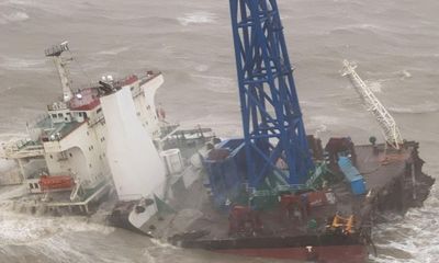 Bão Chaba khiến tàu Trung Quốc vỡ đôi trên biển, 27 người mất tích