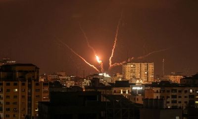 Israel hứng hơn 100 rocket sau khi không kích Gaza