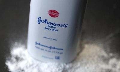 Johnson & Johnson ngừng bán phấn rôm chứa bột talc