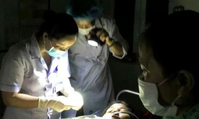 Bác sĩ rọi đèn pin đỡ đẻ thanh công cho sản phụ sinh 3 trong đêm khuya mất điện