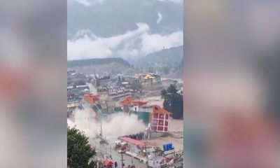 Video: Thót tim cảnh khách sạn bị nước lũ cuốn trôi tại Pakistan