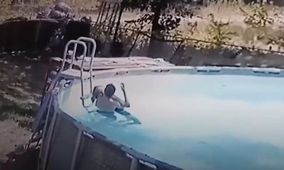 Video: Bé trai 10 tuổi nhanh trí cứu mẹ bị đuối nước trong bể bơi