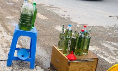 Hà Nội yêu cầu dẹp bỏ hoạt động bán xăng dầu bằng chai, lọ ven đường