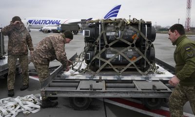 Mỹ viện trợ hàng chục xe tăng, 1.100 UAV cho Ukraine