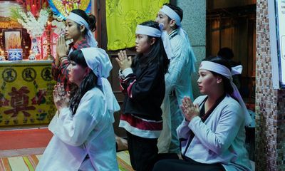 Phim Việt 'Đêm tối rực rỡ' tham dự tranh giải Quả Cầu Vàng danh giá