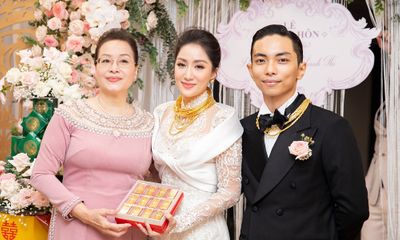 Khánh Thi xúc động bật khóc tại lễ thành hôn với Phan Hiển