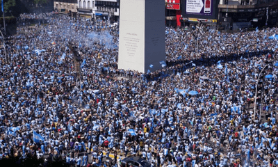 'Choáng' trước biển người đổ ra đường mừng Messi và Argentina vô địch World Cup