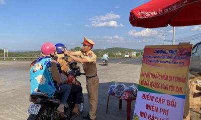 CSGT Đắk Nông phát đồ ăn, nước uống và đổi mũ bảo hiểm miễn phí cho người dân về quê ăn Tết